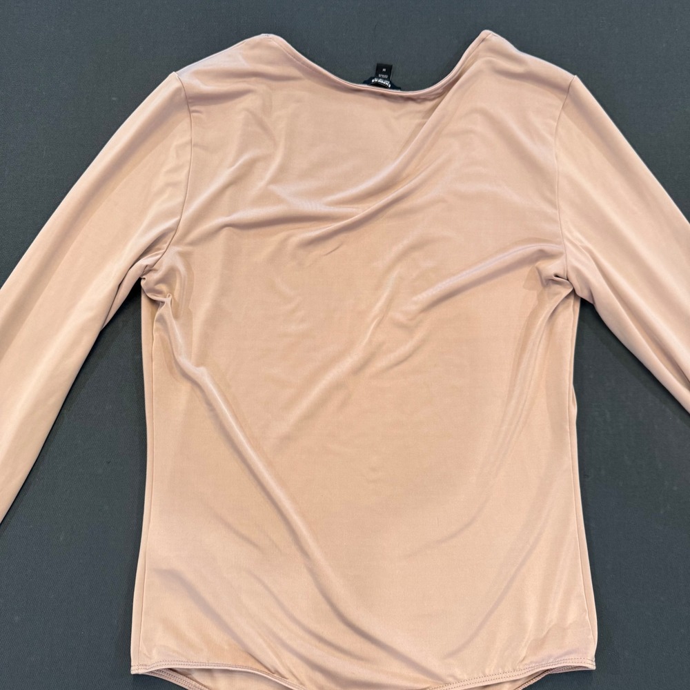 Express Body Contour Tan Scoop Neck Long Sleeve Bodysuit Neutral Minimalist Sz M - Picture 8 of 8